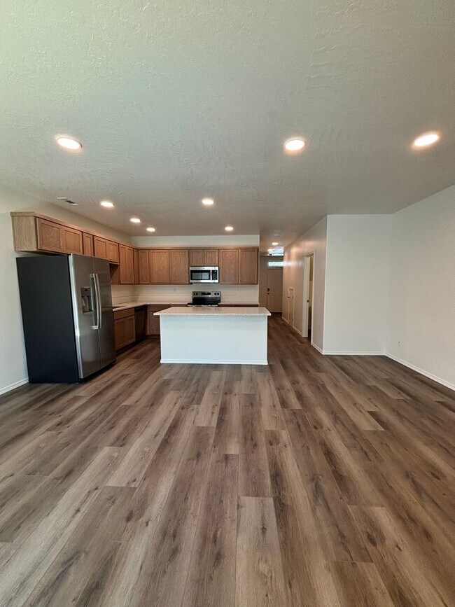 Building Photo - Newly Built Townhome!