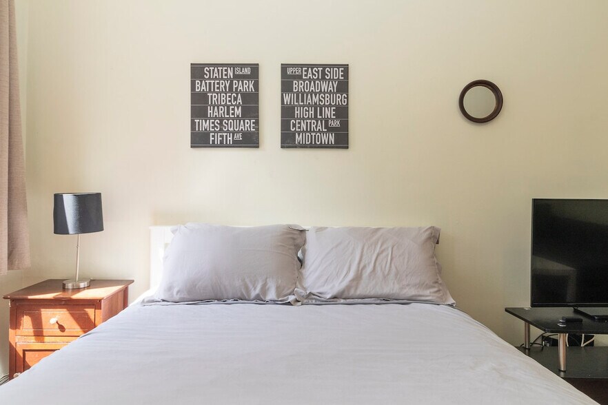 Building Photo - 300 E 82nd St