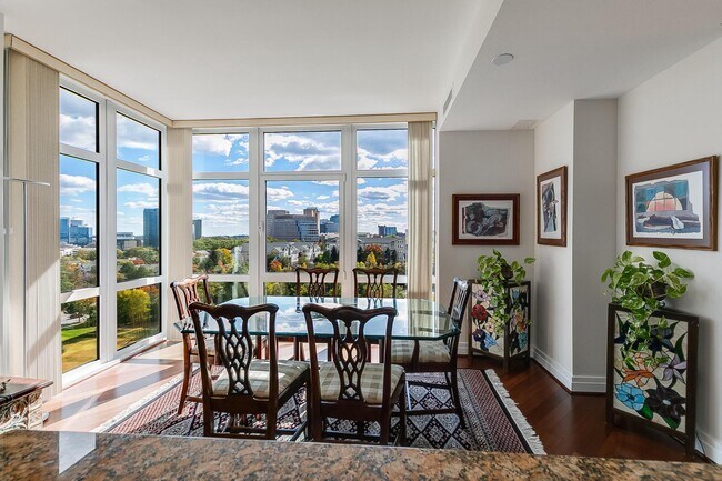 Building Photo - 8220 Crestwood Heights Dr