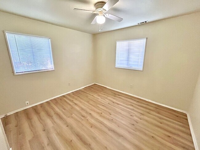 Building Photo - 2433 Shepherd Dr NW