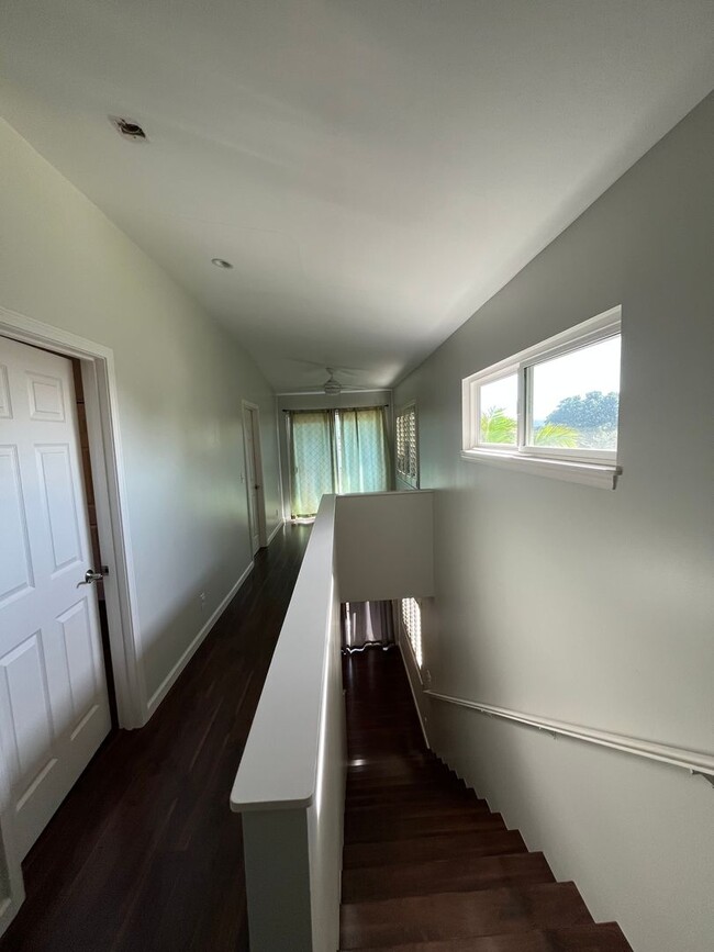 Building Photo - Aina Haina Area - 3 bedroom, 2.5 bath Hous...