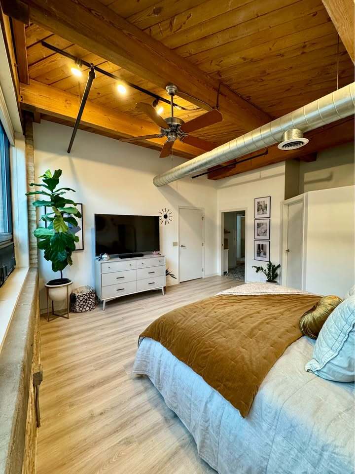 Master bedroom. - 234 E Reservoir Ave