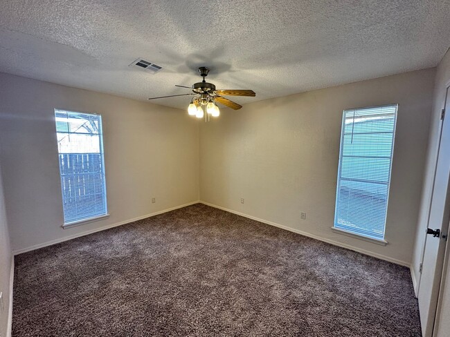 Building Photo - 3-bed 1.5-bath Rental Home Available in No...