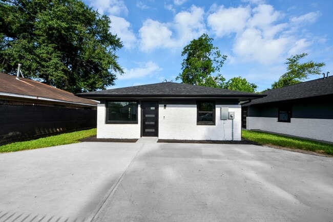 Building Photo - 6201 Batterson St