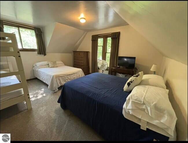 Building Photo - 855 E Front St