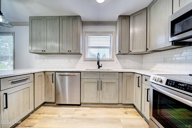 Building Photo - 1305 Calhoun Ave