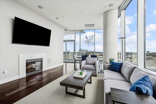 Building Photo - 2727 Kirby Dr