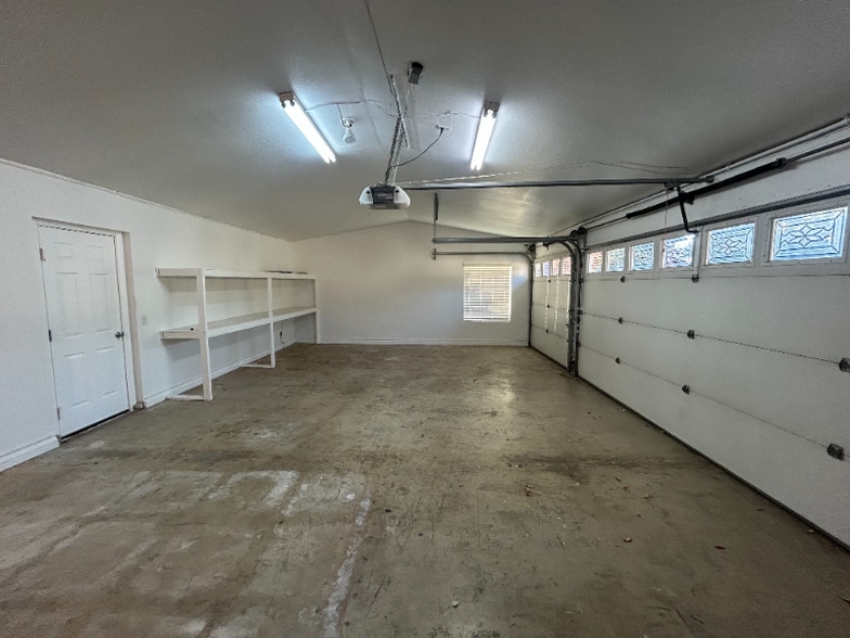 Building Photo - 1742 Oakview Way