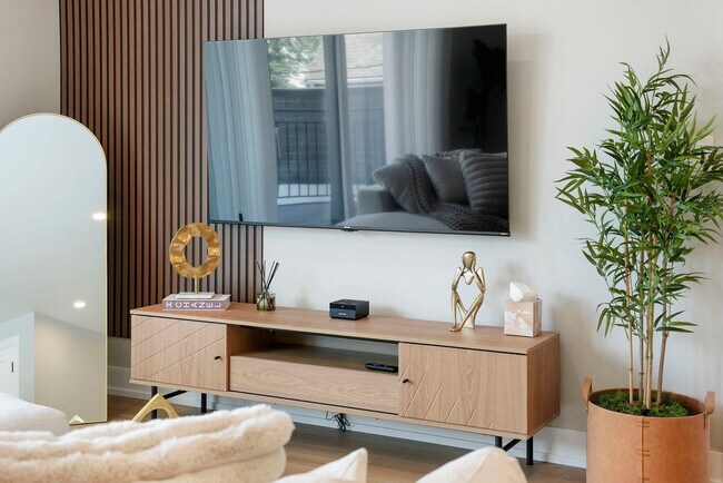 Building Photo - 2344 W Polk St