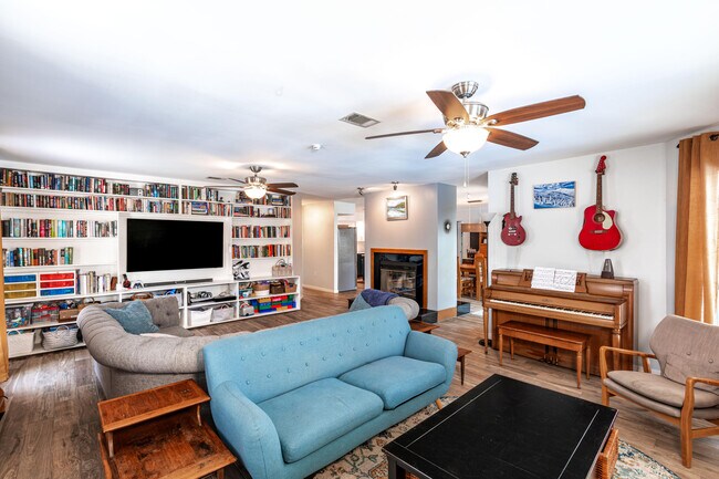 Building Photo - 301 Cypress St