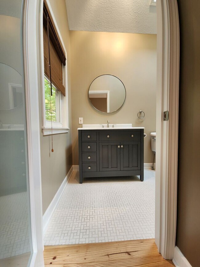 Building Photo - Modern 2 Bedroom Home For Rent