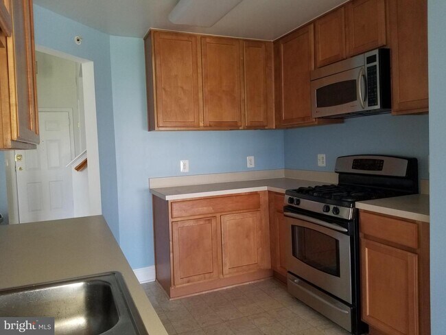 Building Photo - 12824 Clarksburg Square Rd