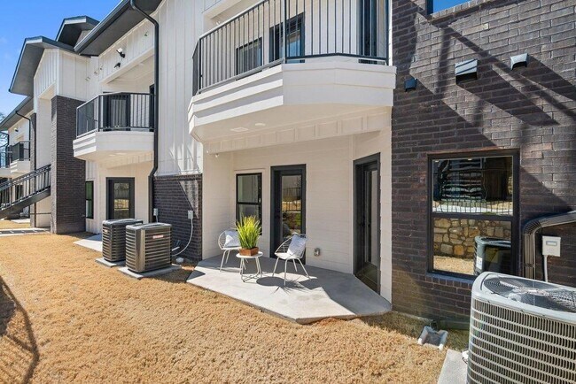 Building Photo - 2450 Wickersham Ln