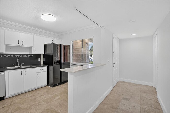 Building Photo - 359 Lakeview Dr