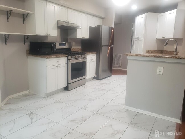Building Photo - 5032 Beech Ct