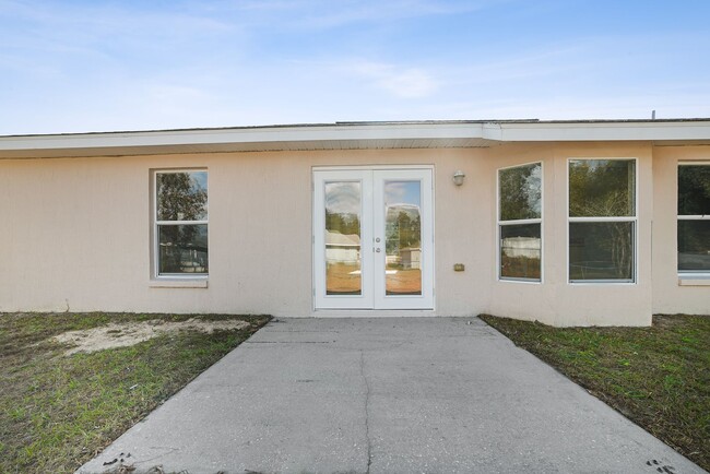 Building Photo - Fenced & Tiled 3/2/2 Summerfield Home For ...