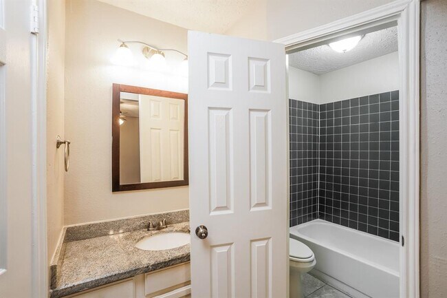 Building Photo - 17927 Lake Manor Dr