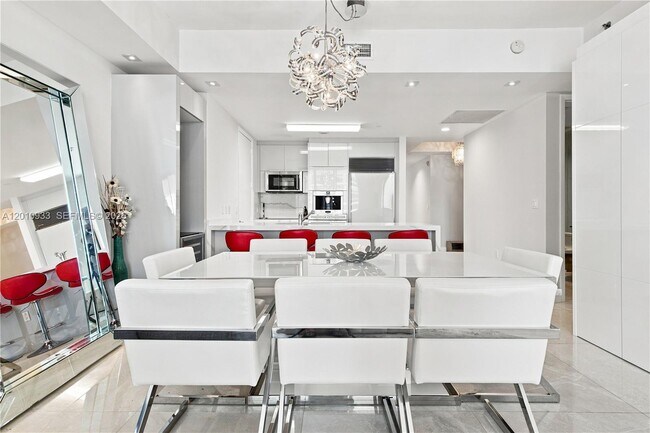 Building Photo - 15811 Collins Ave