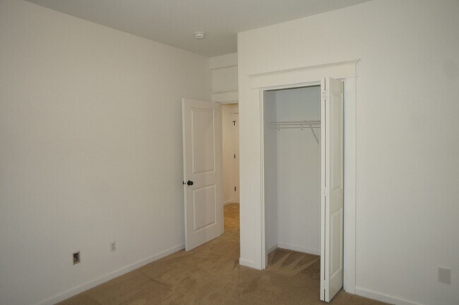 Building Photo - Spectacular SW Liar Hill 3 bedroom Townhouse