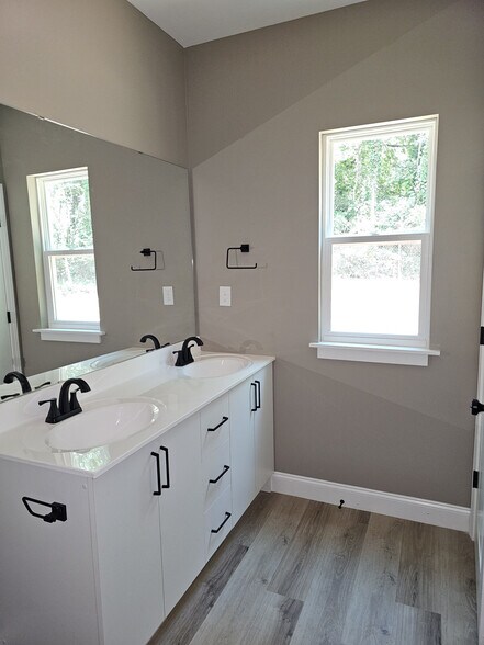 Building Photo - 305 Appian Dr