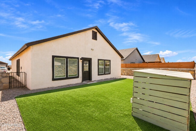 Building Photo - 13965 Margaret Ponce Ave