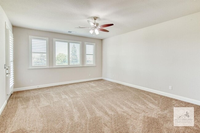 Building Photo - Beautiful 4 bedroom home on the Golf Course!