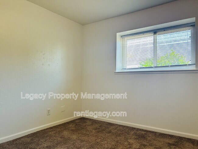 Building Photo - 9012 Alderson Ave