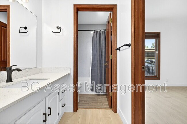 Building Photo - 2079 Ascot Dr