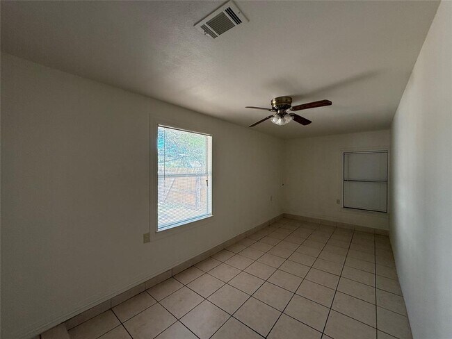Building Photo - 8906 Pineridge Dr