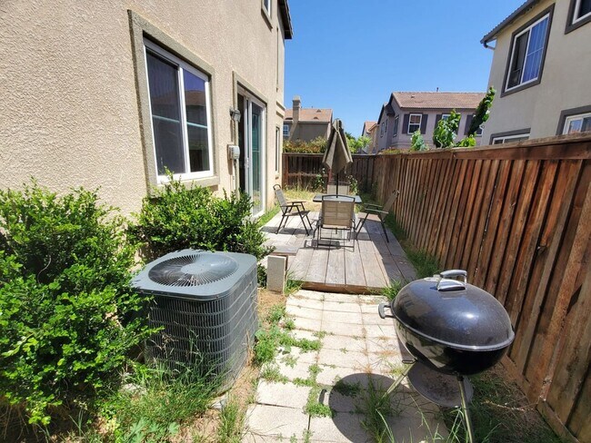 Building Photo - 3 bed/ 2.5 bath house 1,955 sqft