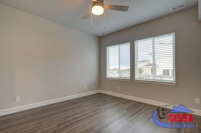 Building Photo - Beautiful, modern townhouse with primary b...