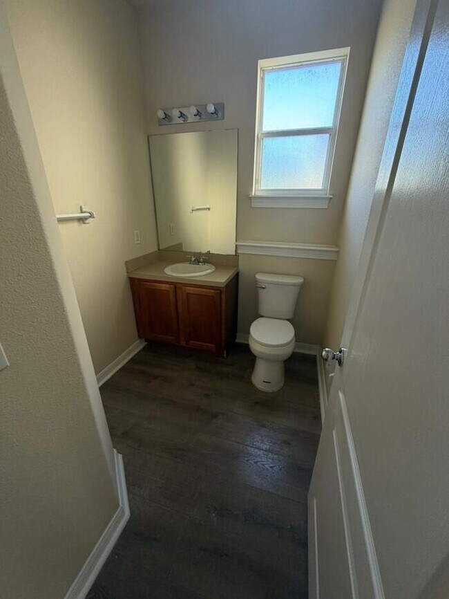 Building Photo - Updated 3 bed 2.5 bath Townhome
