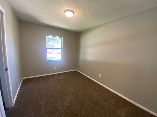 Building Photo - Newly remodeled 3 bedroom 2 bath home with...