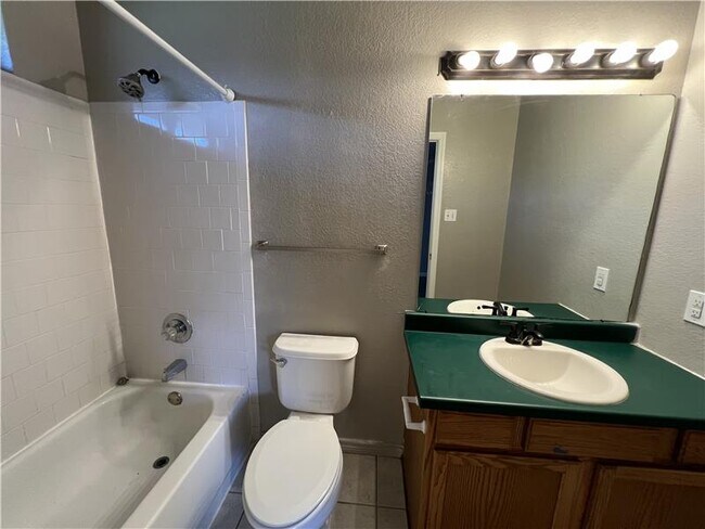 Building Photo - 3607 Crescent Dr