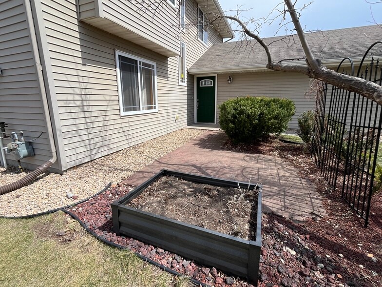 Building Photo - 817 Jack Russell Ave