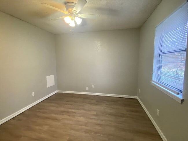 Building Photo - 3 bedroom 2 bath