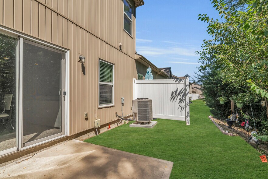 Building Photo - 9413 N Adrian Ave