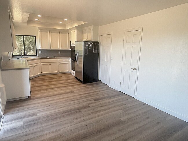 Building Photo - $5495 - Large Gorgeous 3/2 Tri-Level Home ...