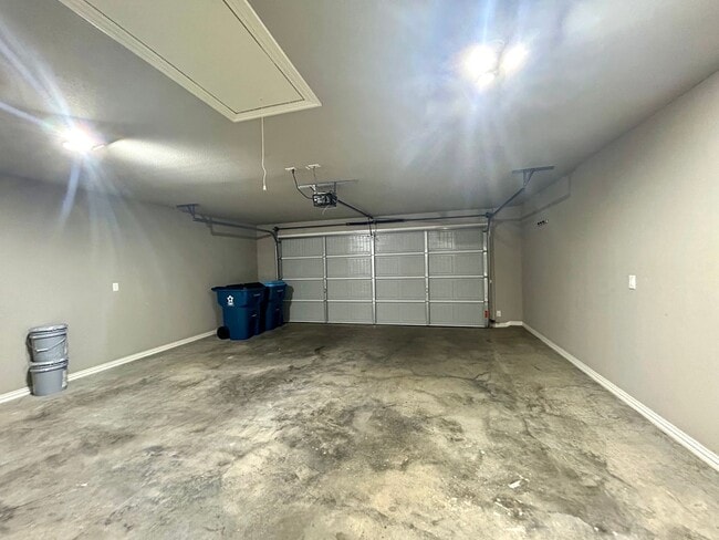 Building Photo - Gorgeous Home with Vaulted Ceilings and La...