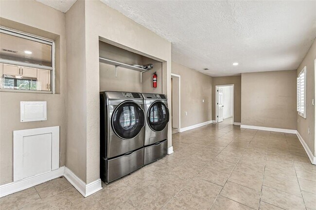 Building Photo - 2580 Granada Cir W