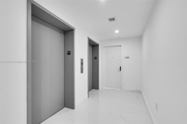 Building Photo - 700 NE 24th St