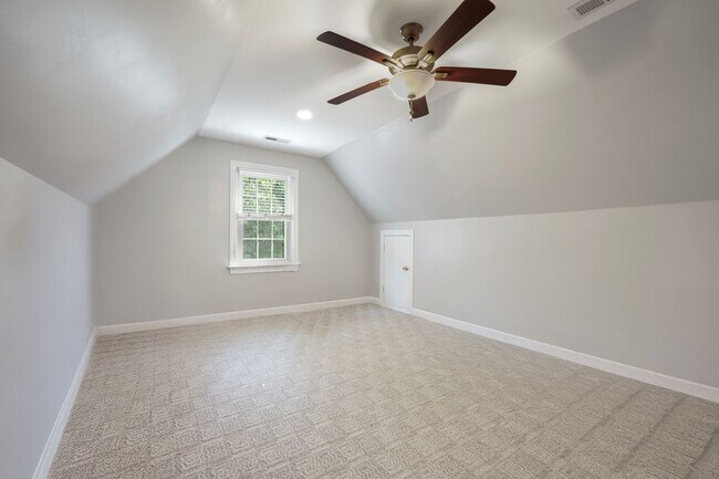 Building Photo - 100 Spring Valley Ln