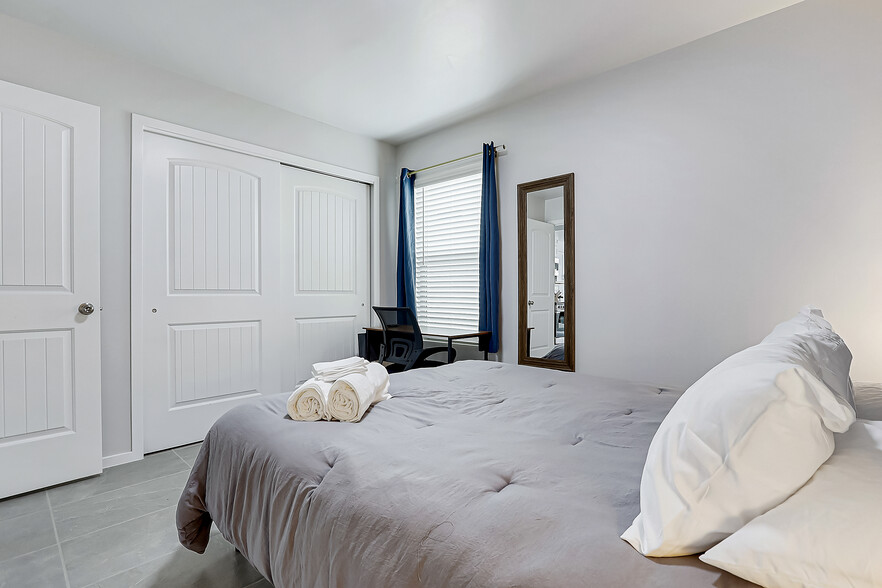 Bedroom w/Work Desk - 13054 Oakhampton Ave