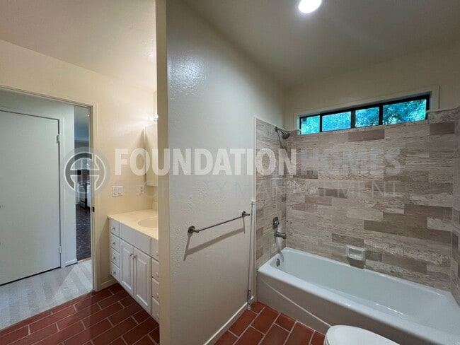 Building Photo - Picturesque 1BR/1BA Ross Cottage!  A/C! De...