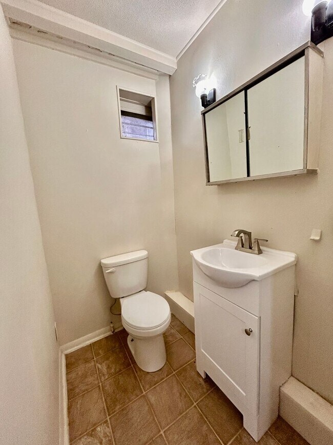 Building Photo - 644 E Chestnut St