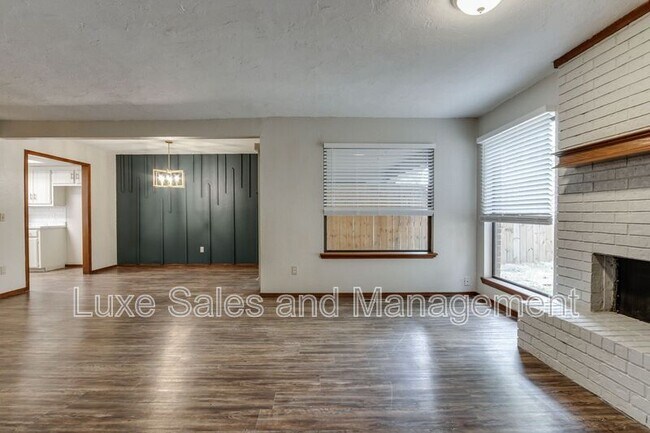 Building Photo - 1705 N Gleason Ave