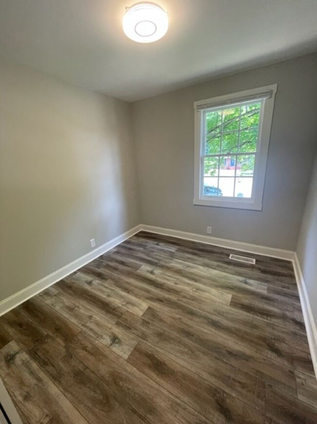 Building Photo - Culdesac living!  FULLY remodeled 3 Bed 2 ...