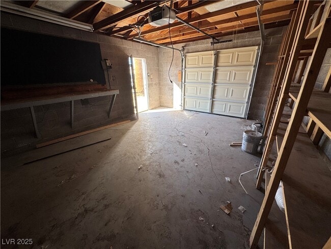 Building Photo - 1300 E Nelson Ave
