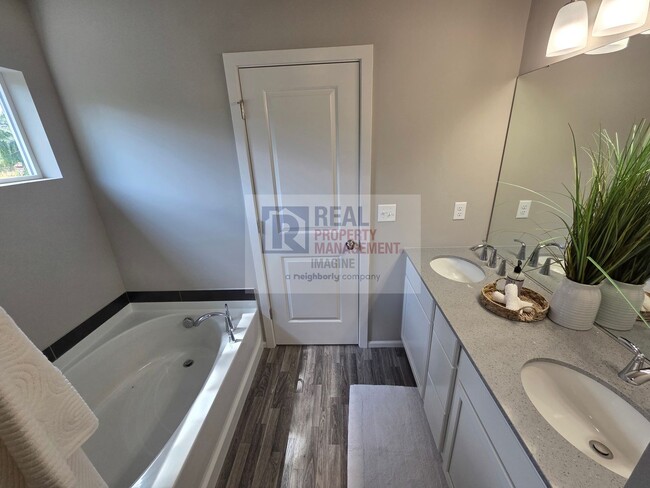 Building Photo - Check out this beautiful 3 bedroom, 2.0 ba...