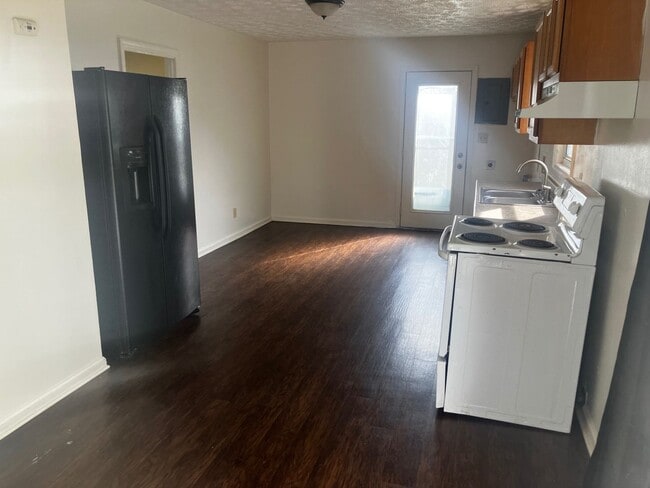 Building Photo - ** 3 Bedroom Ranch in Meadowdale **